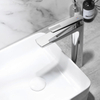 Grifo mezclador de lavabo de agua fría y caliente de una sola manija de latón cromado moderno grifo de baño
