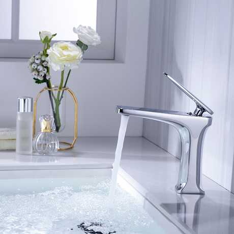 Grifo de lavabo de latón para baño de agua fría y caliente de una sola palanca de cobre cromado de nuevo diseño