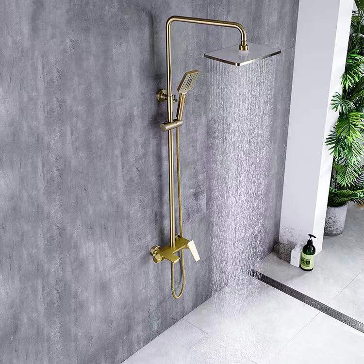 Conjuntos de ducha de oro cepillados - un moderno baño con ducha de baño